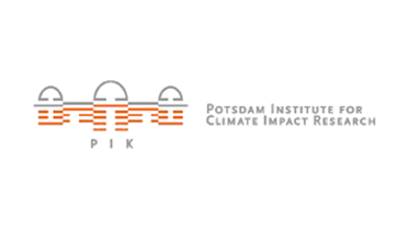 Logo des Potsdam-Instituts für Klimafolgenforschung. Weißer Hintergrund. Im Vordergrund in grau und orange auf der linken Seite ein Gebäude mit drei Türmen mit Kuppeln, darunter die Buchstaben "PIK", im rechten Bildbereich der volle Schriftzug.
