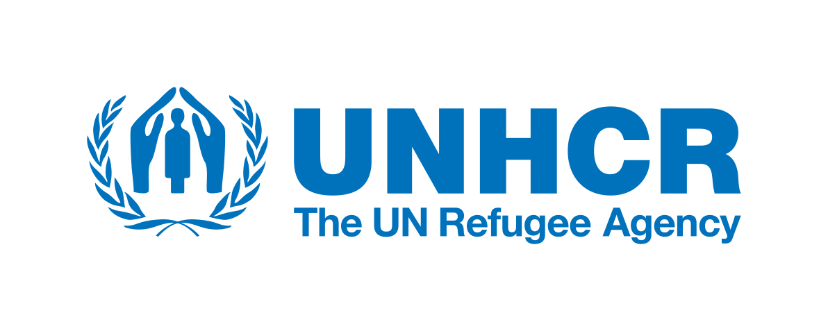 Logo der UNHCR.  Icon in Form eines Getreideskranzes in dem zwei Hände sich schützend um eine menschliche Figur legen. Rechts daneben der Schriftzug in Großbuchstaben: UNHCR. Darunter kleiner geschrieben "The UN Refugee Agency"